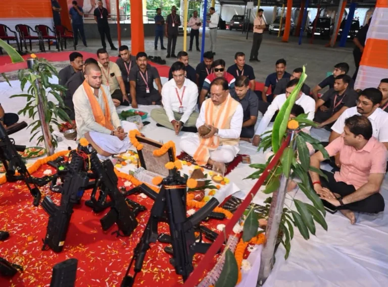 विजयादशमी पर मुख्यमंत्री विष्णु देव साय ने की शस्त्र पूजा, मां भगवती की आराधना कर प्रदेश की खुशहाली की कामना की