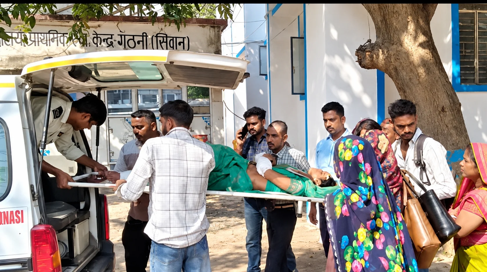 बिहार के गुठनी प्रखंड कार्यालय में बड़ा हादसा, गेट का हिस्सा टूटकर गिरा; महिला सफाईकर्मी घायल
