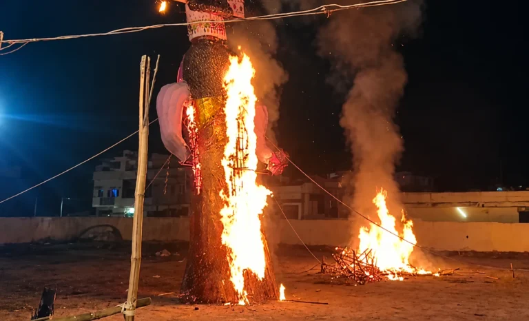 मथुरा में रावण दहन का वीडियो सामने आया, पुतले की ऊंचाई पर 71 और 80 फुट के दावे; जानिए पूरी बात