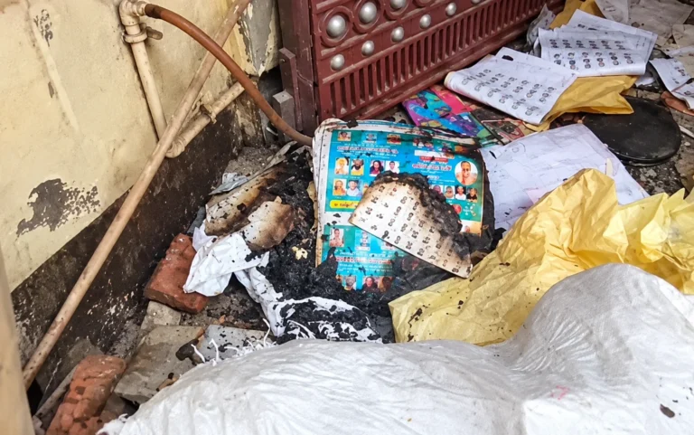 फिरोजाबाद में ग्राफिक्स की दुकान में भीषण आग, 12 लाख रुपये तक का सामान जलकर राख