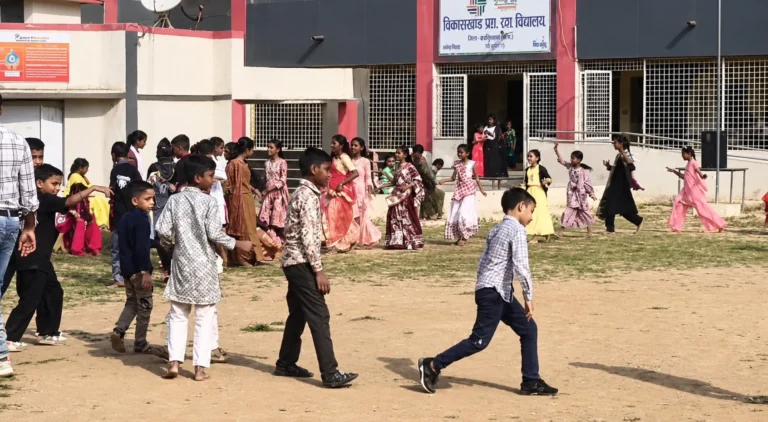 गुजरात के तिलकवाड़ा प्राथमिक स्कूल में बाल गरबा महोत्सव, गोपियों और कान्हा की वेशभूषा में सजे बच्चों ने मोहा मन