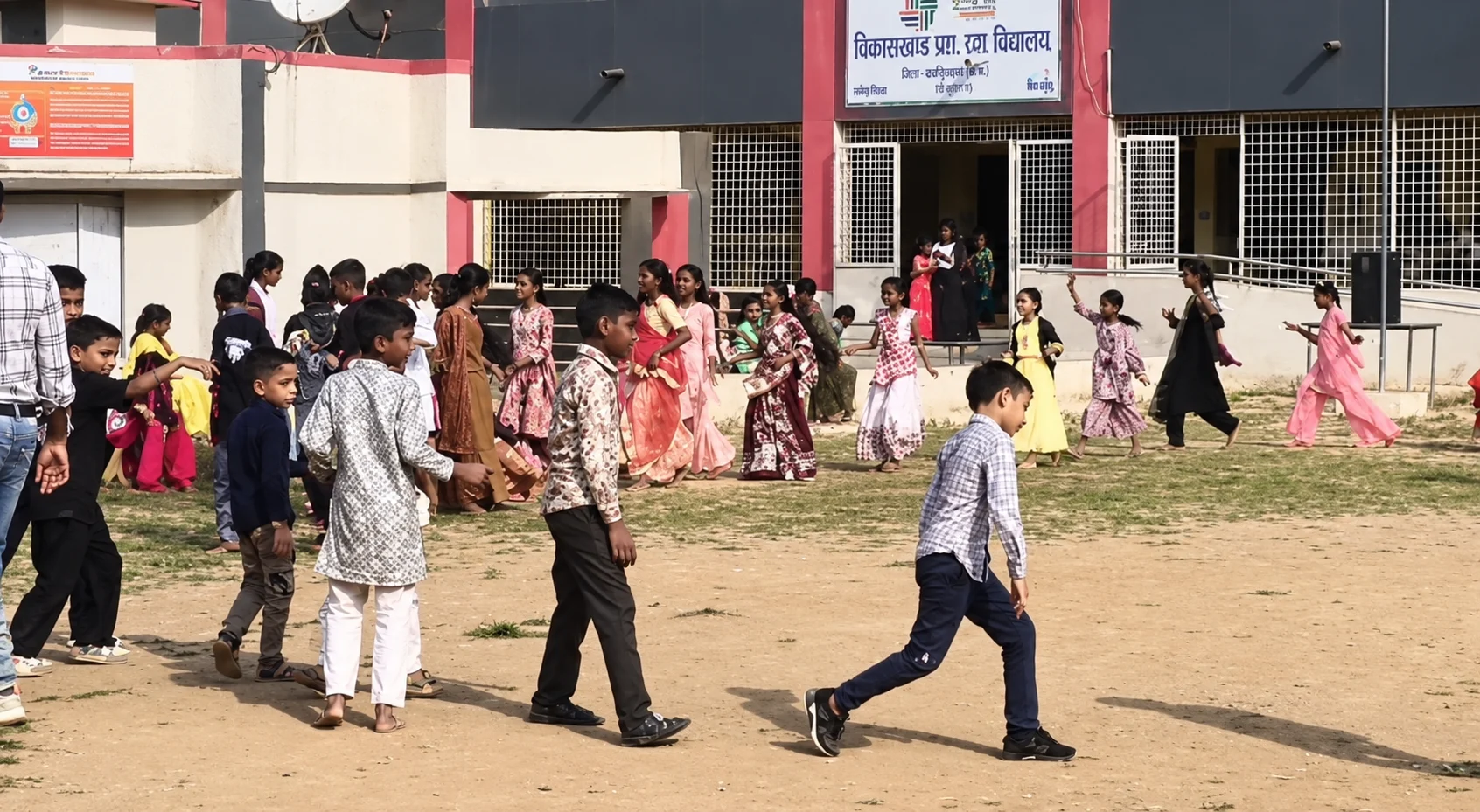 गुजरात के तिलकवाड़ा प्राथमिक स्कूल में बाल गरबा महोत्सव, गोपियों और कान्हा की वेशभूषा में सजे बच्चों ने मोहा मन