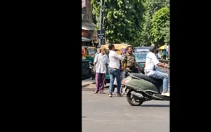 वडोदरा के खंडेराव मार्केट चौराहे पर ओवरटेक को लेकर दो युवकों में मारपीट, सार्वजनिक जगह पर भिड़े