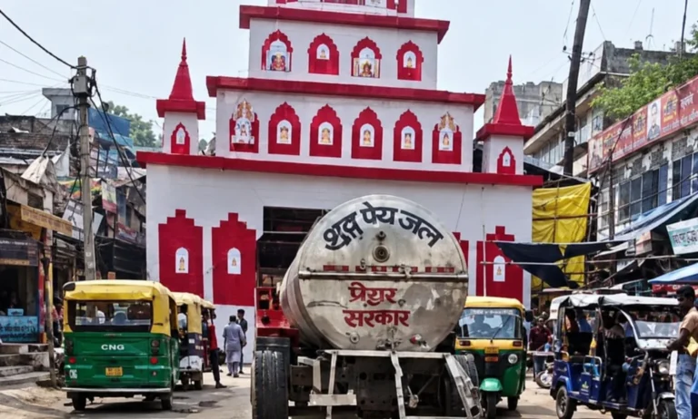 महुआ बाजार में धूल से राहत के लिए नगर परिषद की पहल, गांधी चौक और पूजा पंडालों के पास कराया जल छिड़काव