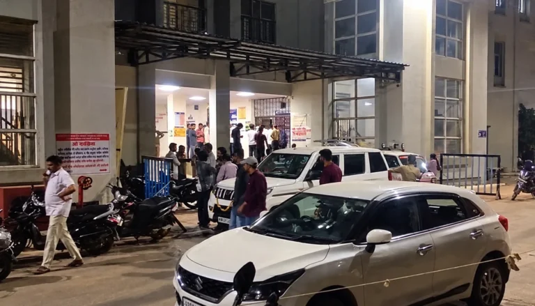 विदिशा में मेडिकल कॉलेज के पीछे दो बुलेट बाइक की आमने-सामने टक्कर, तीन युवक घायल; दो भोपाल रेफर