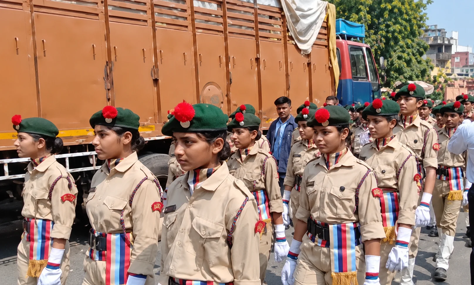 खकनार में राष्ट्रीय प्रतियोगिताओं और NCC के स्वर्ण पदक विजेता विद्यार्थियों का भव्य स्वागत, शहर में निकाला गया विजय जुलूस