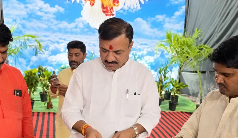 गाडरवारा में मंत्री राव उदय प्रताप सिंह ने किए माता रानी के दर्शन, बच्चों को पेन बांटकर दिया शिक्षा का संदेश