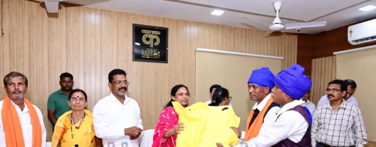बस्तर दशहरा में शामिल होंगे कोंडागांव के पारंपरिक पदाधिकारी, जिला प्रशासन ने बांटे वस्त्र-परिधान