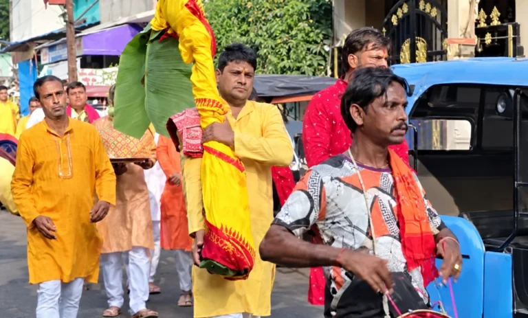 चक्रधरपुर में महा सप्तमी पर पुरानी बस्ती सीढ़ी घाट से निकली कलश यात्रा, 23 पूजा पंडालों में शुरू हुई मां दुर्गा की आराधना