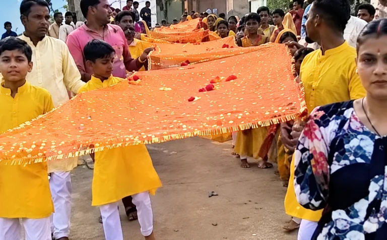 कटनी के बरही में निकली विशाल चुनरी यात्रा, माता रानी को चढ़ाई गई 100 फीट की चुनरी