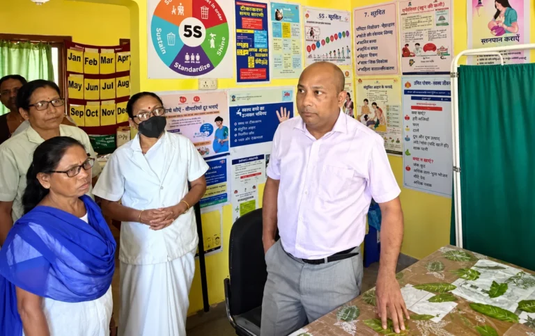 गोलाघाट में जिला आयुक्त विश्वजीत फुकन ने आयुष्मान आरोग्य मंदिर का किया दौरा, प्राथमिक स्वास्थ्य सेवाओं पर नजर