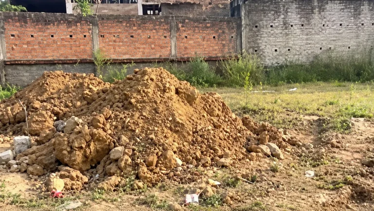 अंबिकापुर: लुचकी से भाथूपारा तक नहर पाटने का आरोप, रात में JCB चलने के दावे से उठे सवाल