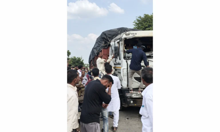 दुधाखेड़ी माताजी रोड पर ट्रक की टक्कर से बच्ची की मौत, गुस्साई भीड़ ने वाहन में की तोड़फोड़ और लगाई आग