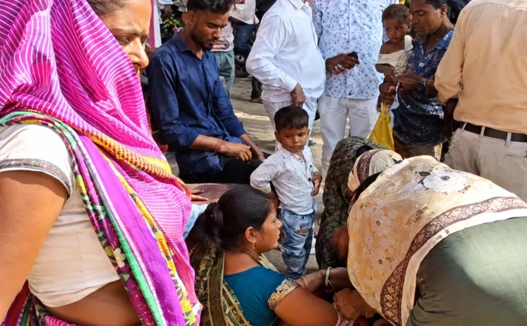 सीतापुर: सड़क पर जानवरों से टकराकर खंती में गिरा साइकिल सवार, इलाज के दौरान मौत