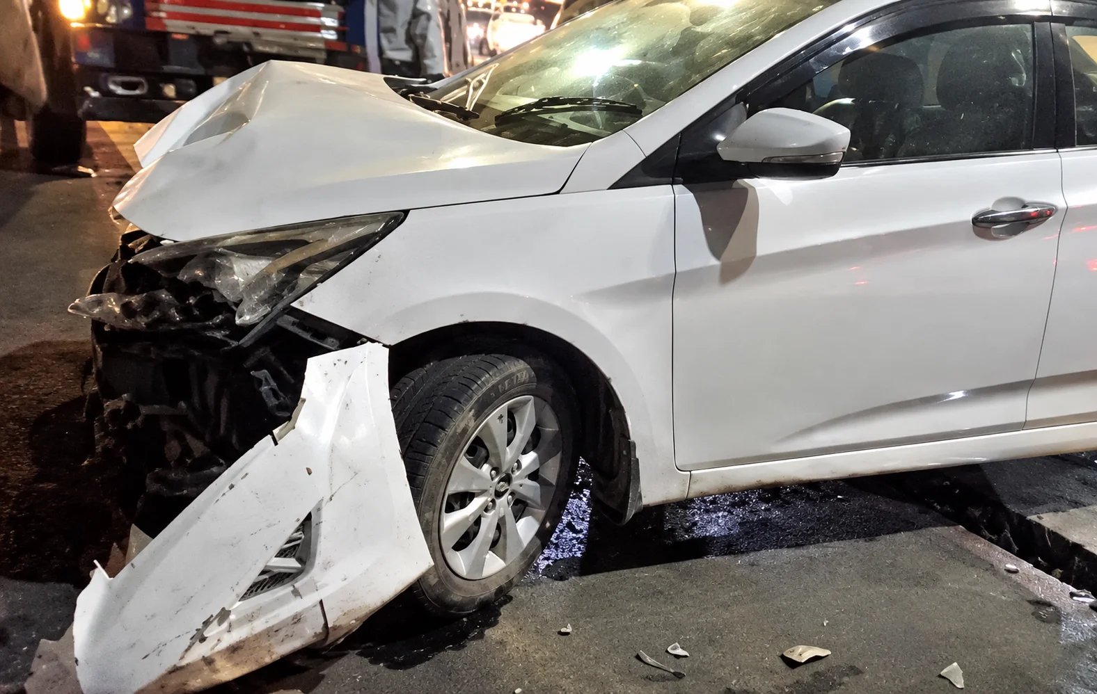 इटावा में ट्रक और कार की जोरदार टक्कर, बाल-बाल बचा कार सवार; पुलिस जांच में जुटी