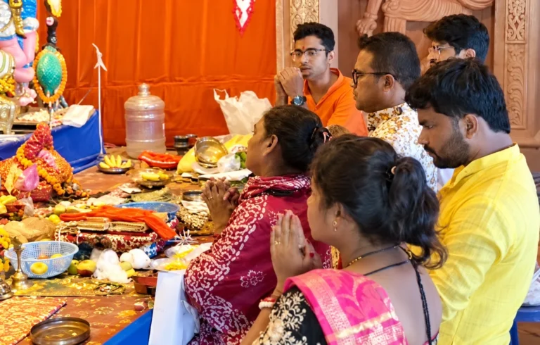 महाअष्टमी पर बारुईपुर के दुर्गा पूजा पंडालों में उमड़ी भीड़, पुष्पांजलि के लिए पहुंचे श्रद्धालु