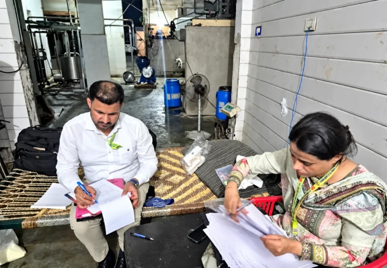 हापुड़ में घी फैक्ट्री पर खाद्य विभाग की छापेमारी, करीब 890 किलो घी सीज; नमूने जांच के लिए भेजे
