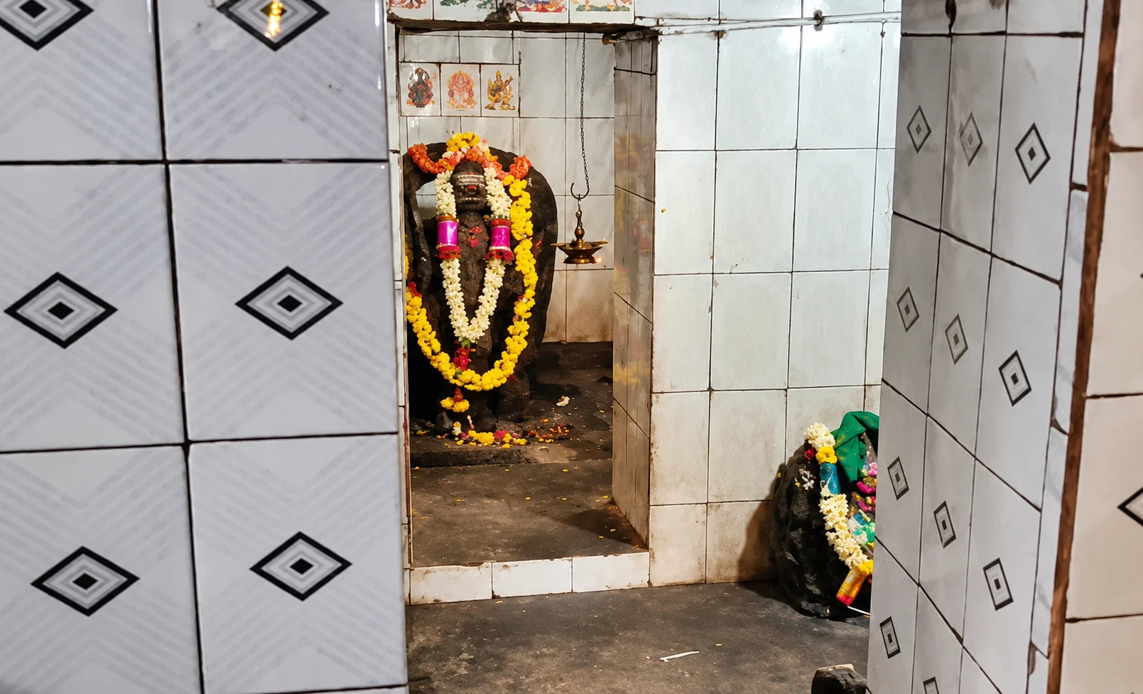 कर्नाटक: मांड्या के साक्षीबीडु गांव में मंदिर का ताला तोड़कर चांदी के वस्त्र-आभूषण चोरी