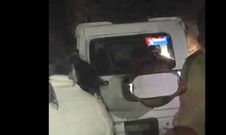 सोनभद्र: वाराणसी-शक्तिनगर मार्ग पर गड्ढे में गिरकर बाइक सवार युवक घायल, बीना पुलिस ने अस्पताल पहुंचाया