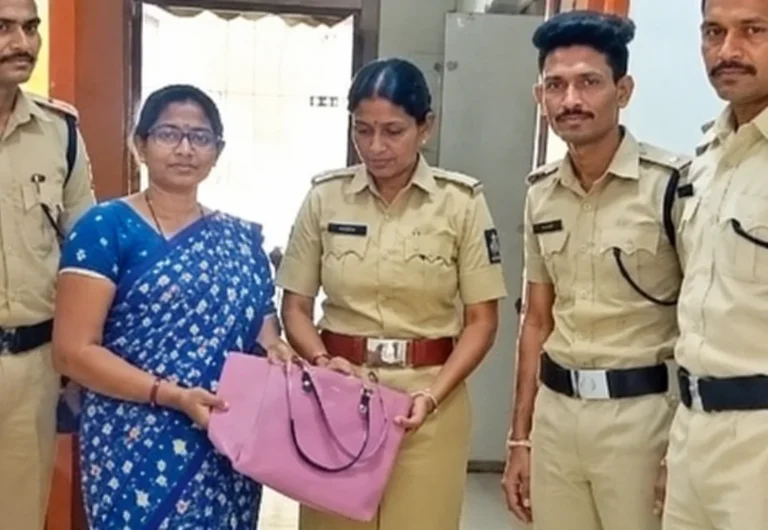 महाराष्ट्र: होमगार्ड जवानों ने पेश की ईमानदारी की मिसाल, महिला को पर्स और 50 हजार रुपये लौटाए