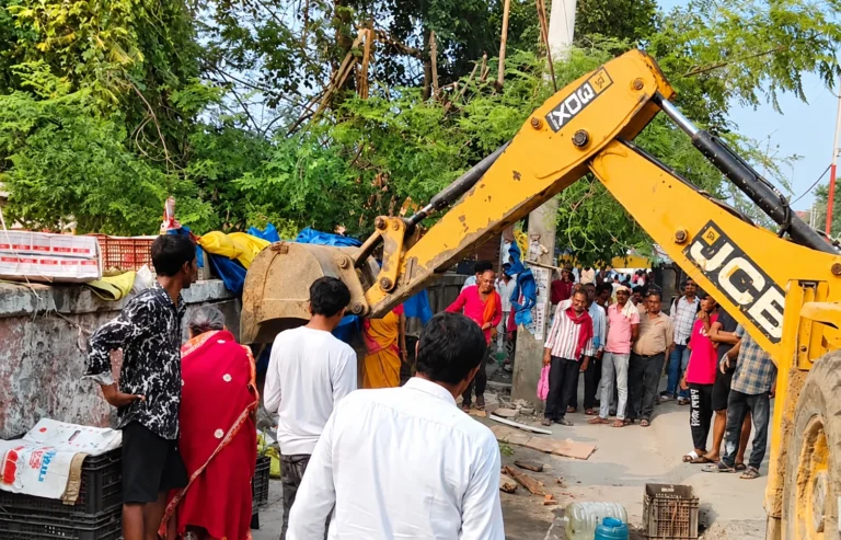 दुर्गा पूजा से पहले जहानाबाद में अतिक्रमण पर कार्रवाई, अरवल मोड़ से काको मोड़ तक हटाया गया कब्जा
