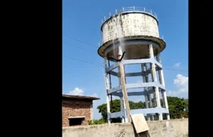 तेलंगाना: दामेरा हाईस्कूल की पानी की टंकी से बर्बाद हो रहा पानी, ग्रामीणों ने अधिकारियों से कार्रवाई की मांग की