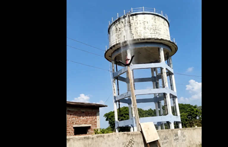 तेलंगाना: दामेरा हाईस्कूल की पानी की टंकी से बर्बाद हो रहा पानी, ग्रामीणों ने अधिकारियों से कार्रवाई की मांग की