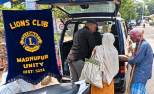 मधुपुर की हाजी गली में लायंस क्लब यूनिटी ने जरूरतमंदों को कराया भोजन, सेवा की पहल से दिया मानवता का संदेश