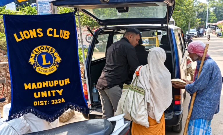 मधुपुर की हाजी गली में लायंस क्लब यूनिटी ने जरूरतमंदों को कराया भोजन, सेवा की पहल से दिया मानवता का संदेश