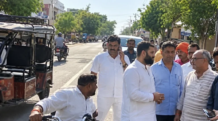 गोला गोकर्णनाथ में एमएलसी चुनाव के बीच सक्रिय दिखे विधायक अमन गिरि, गोला से गरदहा तक पहुंचे