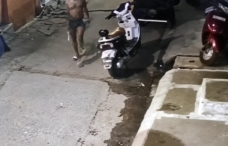 छतरपुर में दुर्गा पंडाल के पास फायरिंग, CCTV में कट्टा लहराता दिखा आरोपी; माइकल खान गिरफ्तार