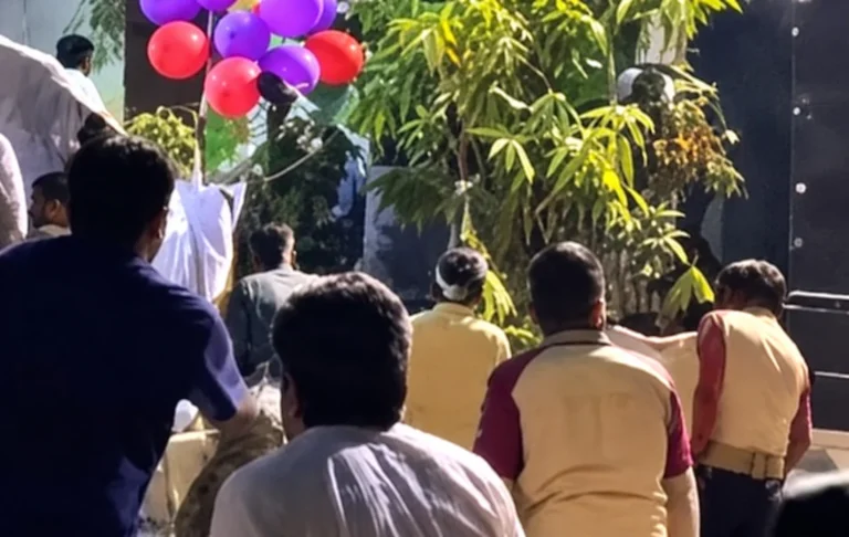 जगदलपुर में बस्तर दशहरा के फूल रथ से हादसा, बिजली का खंभा क्षतिग्रस्त; युवक बाल-बाल बचा