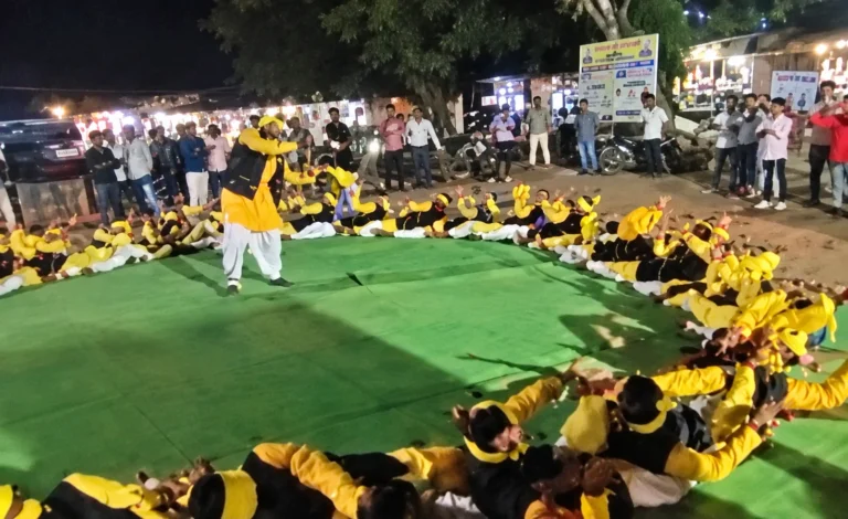 बालाघाट: मलाजखंड बस स्टैंड पर हुआ पारंपरिक शैला नृत्य, सुखदाई मागरे की पहल पर जुटे मजदूर संघ और पत्रकार संघ के सदस्य