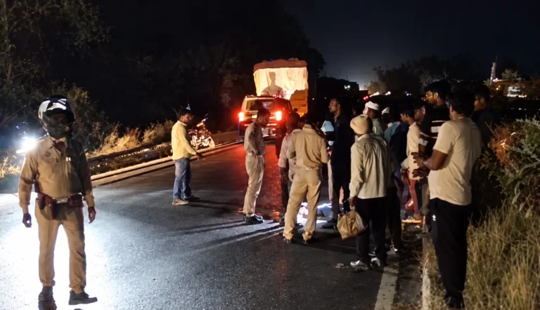 सोनभद्र: तेलगुड़वा चौराहे पर हाईवा की टक्कर से बाइक सवार युवक की मौत, चोपन सीएचसी में तोड़ा दम