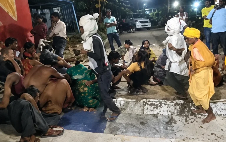 महोबा: रिवई गांव के देवी पंडाल में बच्चों की अनोखी प्रस्तुति, भूत-प्रेत की वेशभूषा में नृत्य कर दर्शकों को खूब हंसाया