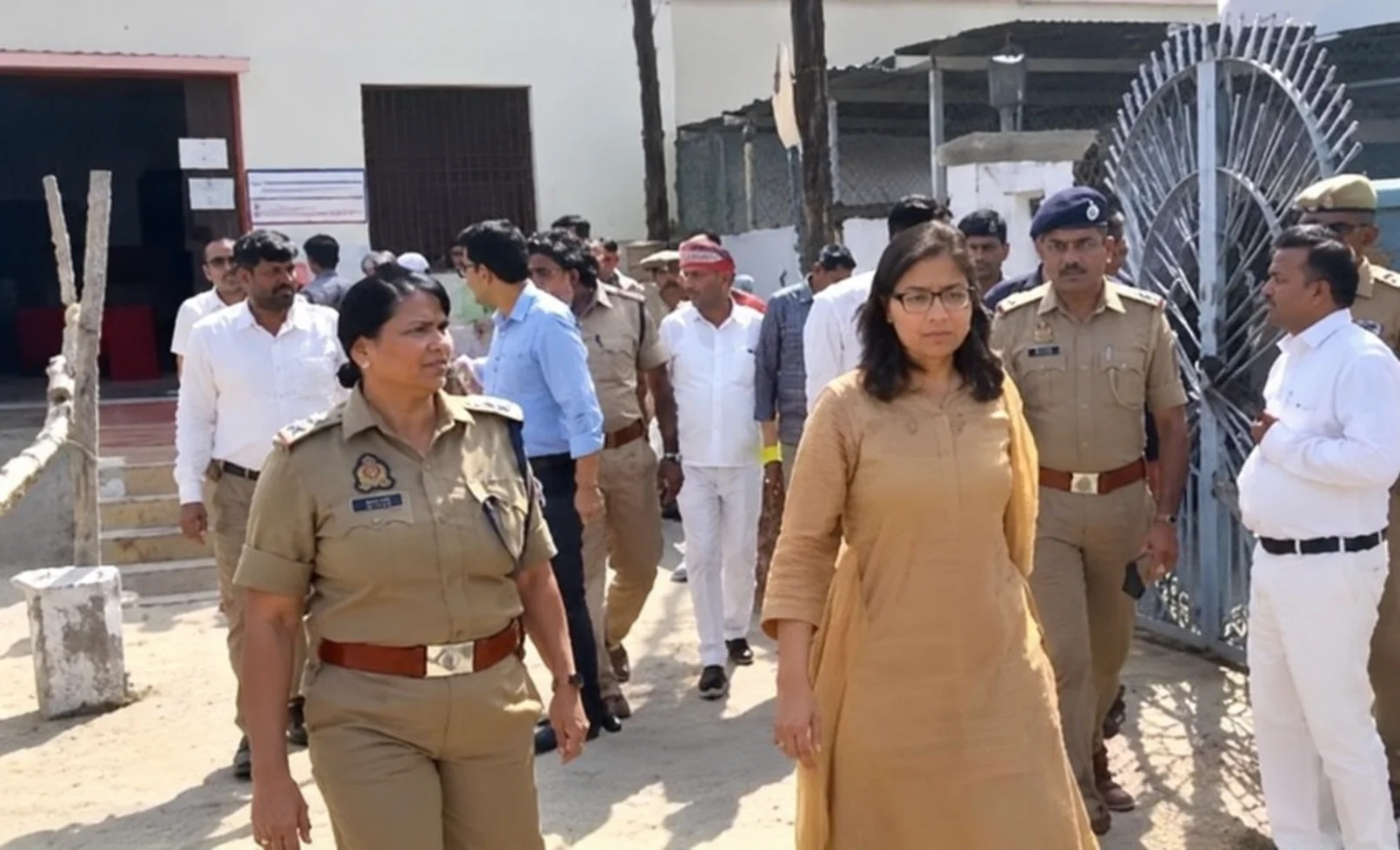 फर्रुखाबाद में MLC चुनाव: डीएम अंकुर लाठर और एसपी आरती सिंह ने मतदान केंद्रों का किया निरीक्षण, सुरक्षा व्यवस्था के दिए निर्देश