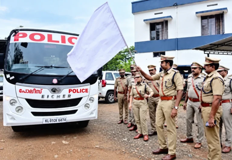केरल: पथनमथिट्टा पुलिस को मिली 24 सीटों वाली AC बस समेत 6 नए वाहन, आर. आनंद ने दिखाई हरी झंडी