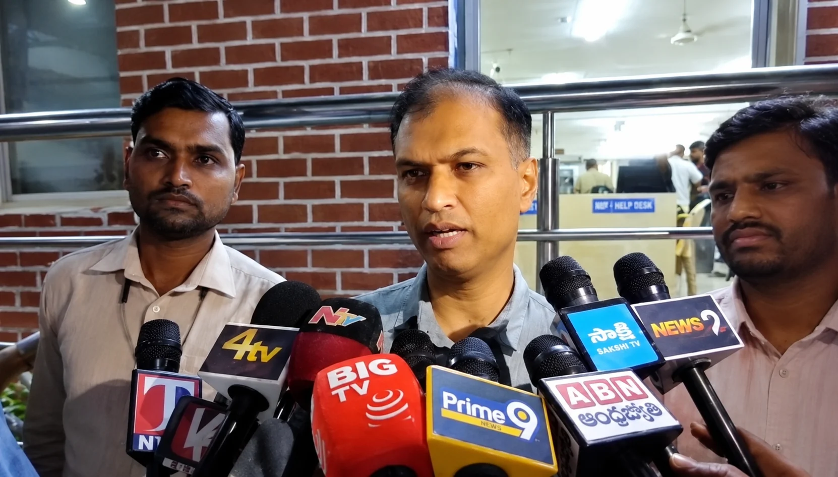 हैदराबाद: मीरचौक इंस्पेक्टर पर ₹6 लाख रिश्वत मांगने का आरोप, होमगार्ड से ₹3 लाख बरामद; ACB ने दोनों को किया गिरफ्तार