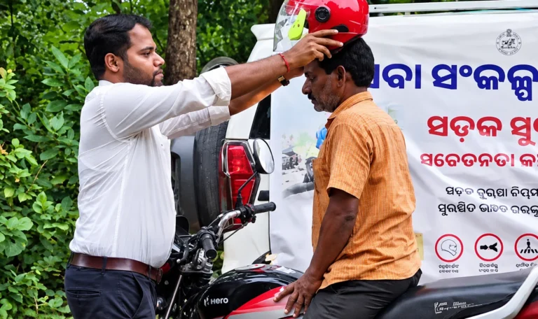 ओडिशा के बलांगीर में सेवा संकल्प अभियान के तहत दोपहिया चालकों को मुफ्त हेलमेट वितरित