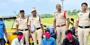 तेलंगाना: मुल्कनूर में गांजा सेवन के आरोप में तीन लोग गिरफ्तार, ऑटो और दो बाइक जब्त