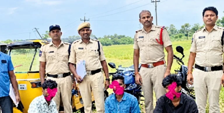 तेलंगाना: मुल्कनूर में गांजा सेवन के आरोप में तीन लोग गिरफ्तार, ऑटो और दो बाइक जब्त