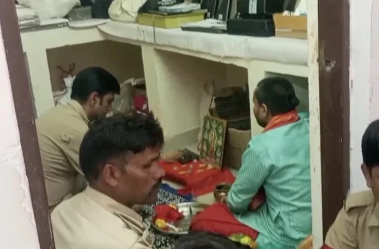 दमोह के हिंडोरिया थाने में विजयादशमी पर हुआ शस्त्र पूजन, SDOP प्रिया सिंधी समेत पुलिसकर्मी रहे मौजूद