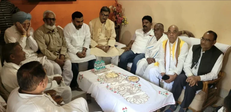 कोरबा: पसान में नसीम सराफत खान के इंतकाल पर पूर्व विधायक डॉ. केके ध्रुव ने जताया शोक, परिजनों से की मुलाकात