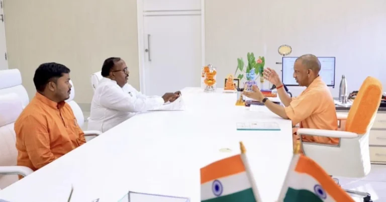 सीएम योगी आदित्यनाथ से मिले कटेहरी विधायक धर्मराज निषाद, विजेन्द्र निषाद भी रहे मौजूद