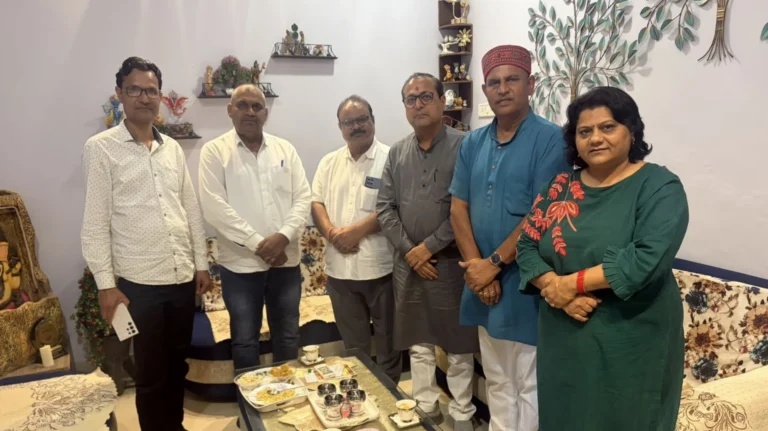मुकेश दुबे की मां के निधन पर शैलेश पांडेय ने जताया शोक, घर पहुंचकर दी श्रद्धांजलि