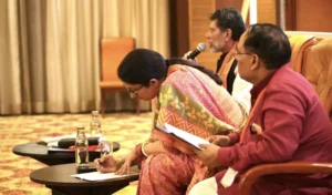 छत्तीसगढ़ में स्मृति ईरानी के सख्त तेवर, BJP दफ्तर में बिना बुलावे एंट्री पर रोक, विधायकों और मंत्रियों के साथ की अहम बैठकें