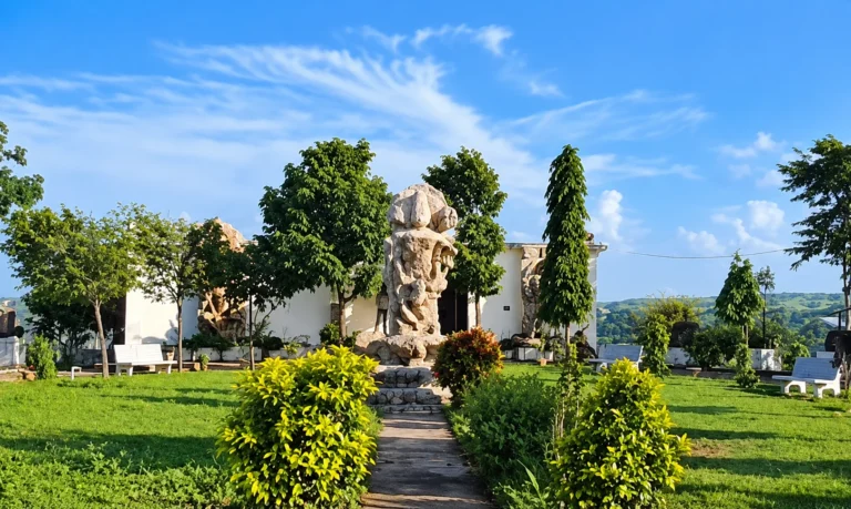 कसरावद के पुरातत्व संग्रहालय में खुले में रखी प्राचीन प्रतिमाएं, धूप-धूल से ऐतिहासिक धरोहरों को नुकसान का खतरा