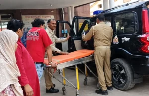 एटा में रोडवेज बस और कैंटर की टक्कर, चालक घायल; डायल 112 पुलिस ने मेडिकल कॉलेज में कराया भर्ती