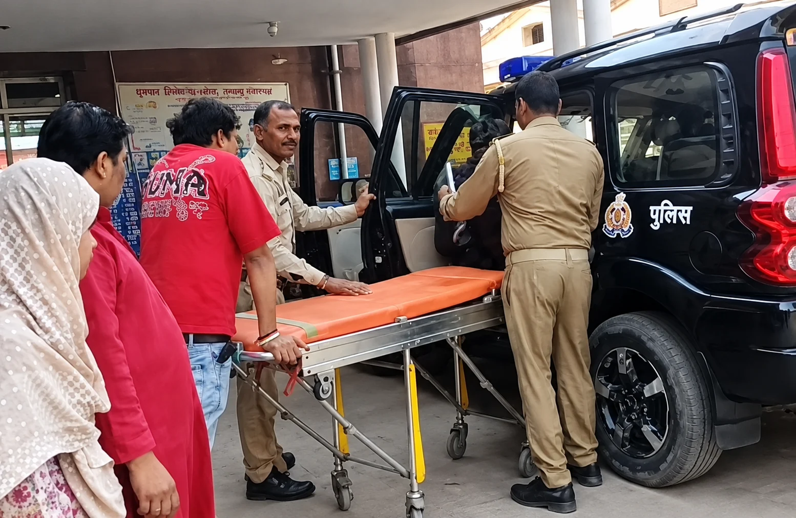 एटा में रोडवेज बस और कैंटर की टक्कर, चालक घायल; डायल 112 पुलिस ने मेडिकल कॉलेज में कराया भर्ती