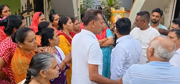 वडोदरा के खोडियार नगर की दो सोसायटियों में महीनों से पानी की किल्लत, रहवासी परेशान